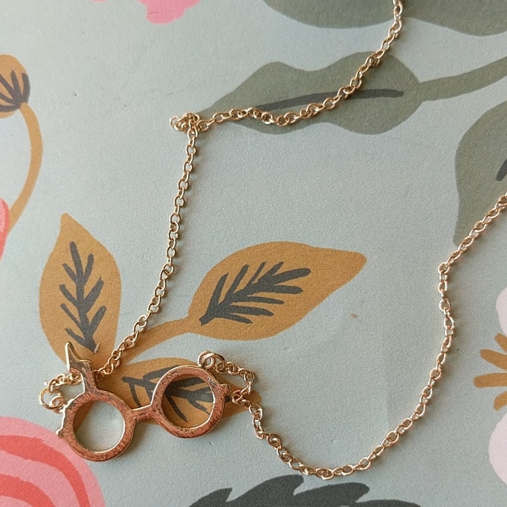 Last ONE Nwot gold harry potter glasses  necklace - Picture 3 of 4